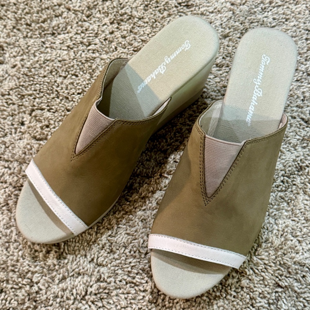 NWOT Tommy Bahama Tan and Cream Wedge Slide Mules, Size 9